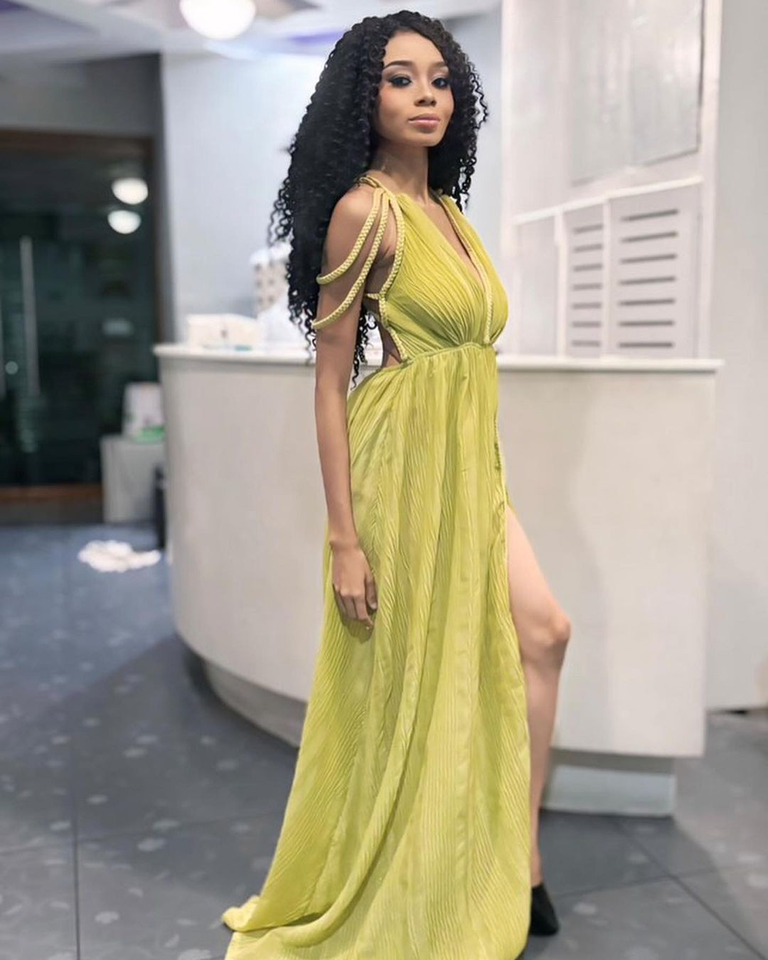 Đại diện US Virgin Island - Brianna McSween - mặc váy vàng nổi bật ra sân bay. Cô năm nay 22 tuổi, là người mẫu, nhà thiết kế thời trang. Cô muốn truyền cảm hứng về việc áp dụng các thói quen thân thiện với môi trường trong cuộc sống hàng ngày.