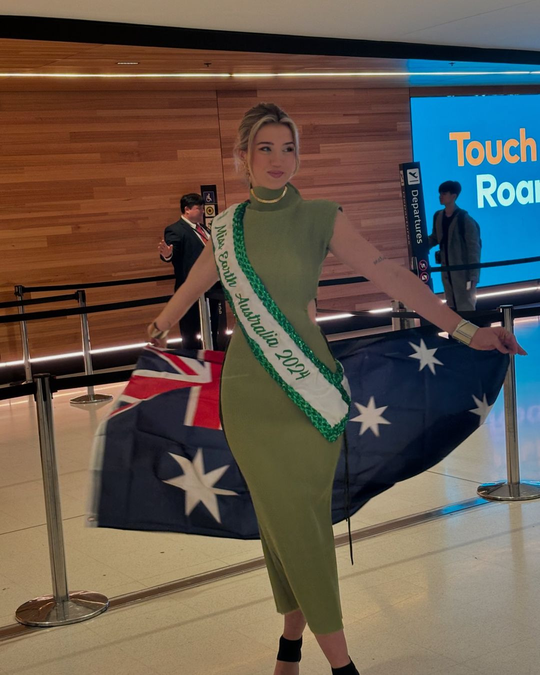 Đại diện Australia - Jessica Lane mặc váy xanh bó sát khi ra sân bay đi thi Miss Earth. Người đẹp đang theo học cử nhân báo chí, chuyên ngành viết sáng tạo và xuất bản. Cô muốn tận dụng kiến thức về lĩnh vực kể chuyện để thúc đẩy các sáng kiến xanh và những thay đổi tích cực về môi trường. Ngoài ra, cô còn ủng hộ phúc lợi động vật biển tại quê hương mình.