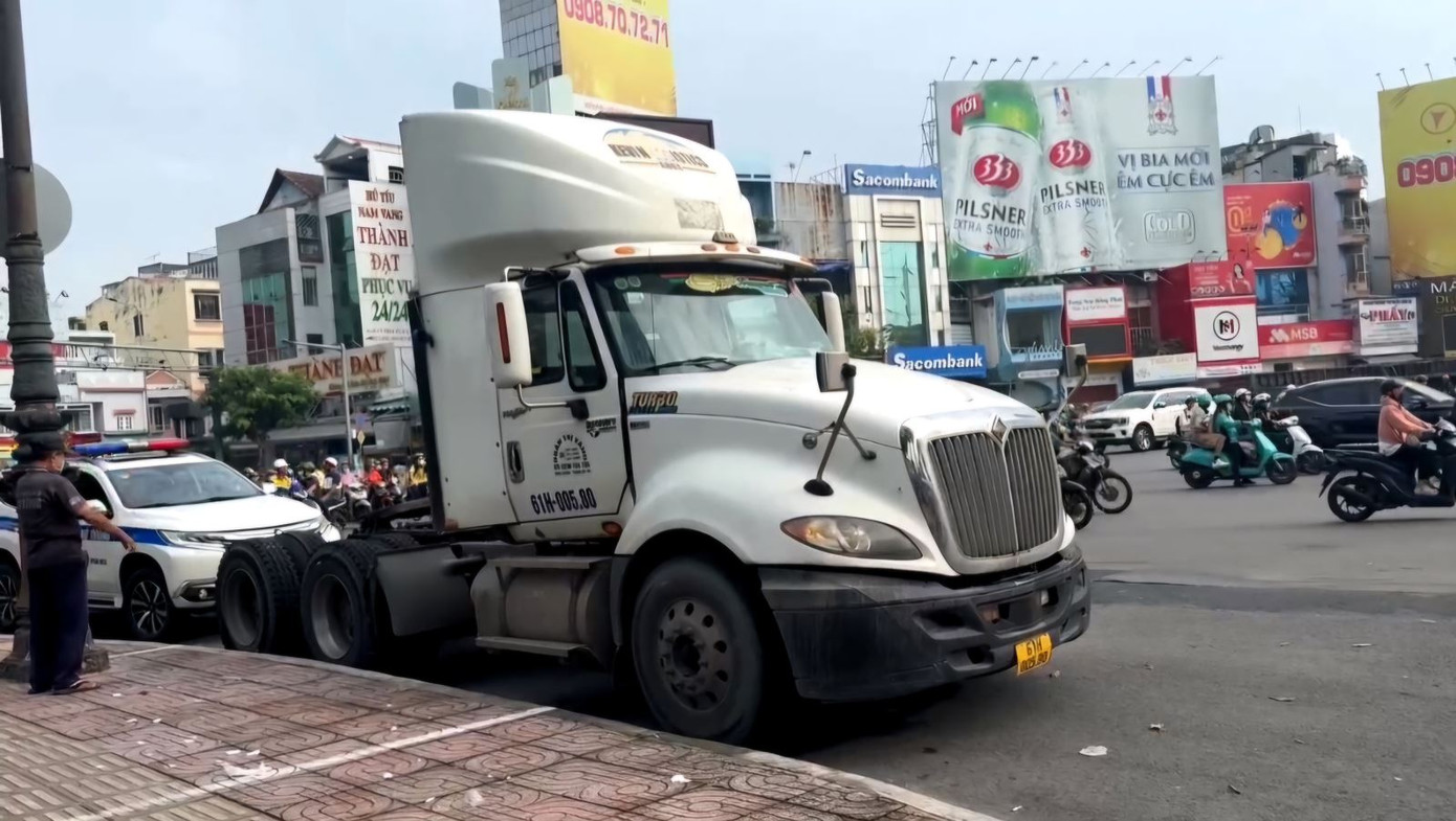 Đầu xe container đậu sát vào lề đường sau khi làm rơi thùng hàng. Ảnh: CTV