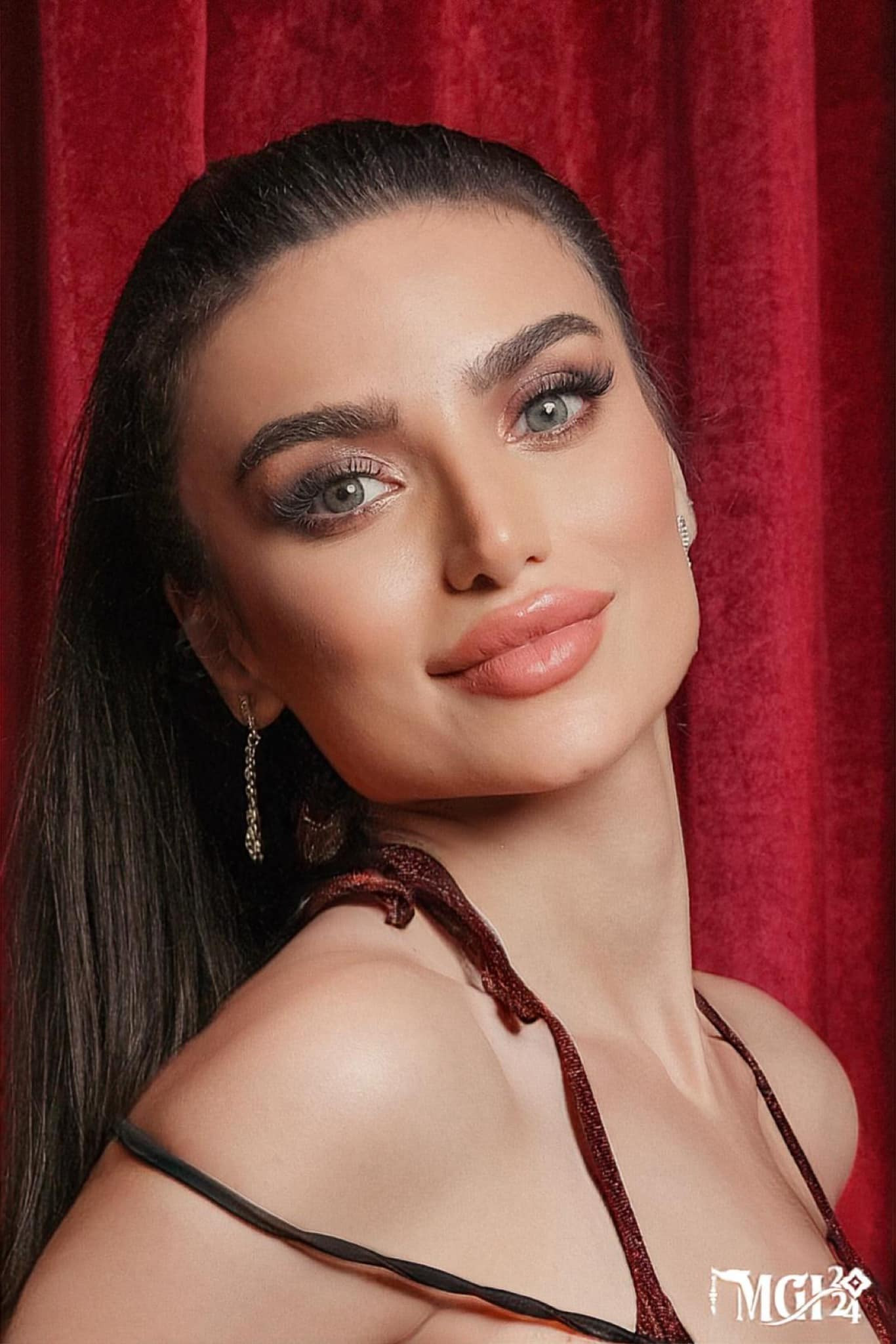 Ngày 13/10, trang chủ Miss Grand International đăng tải ảnh chân dung chính thức của 72 thí sinh để khán giả bình chọn. Ảnh áo tắm của hai người đẹp Ai Cập và Pakistan gây tranh cãi khi khán giả chỉ thấy mặt mà không được chiêm ngưỡng body của hai người đẹp. Nhiều người cho rằng do hai người đẹp đến từ các quốc gia đạo Hồi nên ban tổ chức chỉ đăng tải ảnh cận mặt của họ.