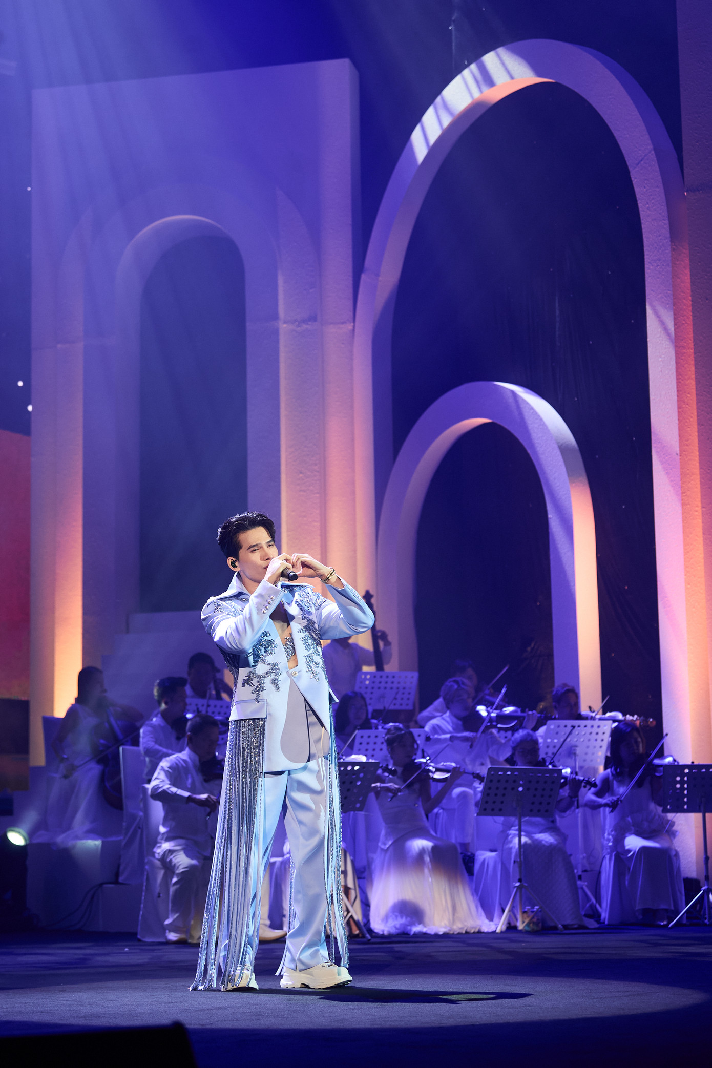 Mở màn chương trình, Quốc Thiên thể hiện loạt ca khúc quen thuộc gắn bó với mình như Vì ta quá yêu, Mong manh tình về và Vội vàng. Những ca khúc này không chỉ là dấu ấn trong hành trình nghệ thuật của anh mà còn thể hiện khả năng của Quốc Thiên trong cách xử lý các bản ballad đầy cảm xúc, giàu nội tâm.