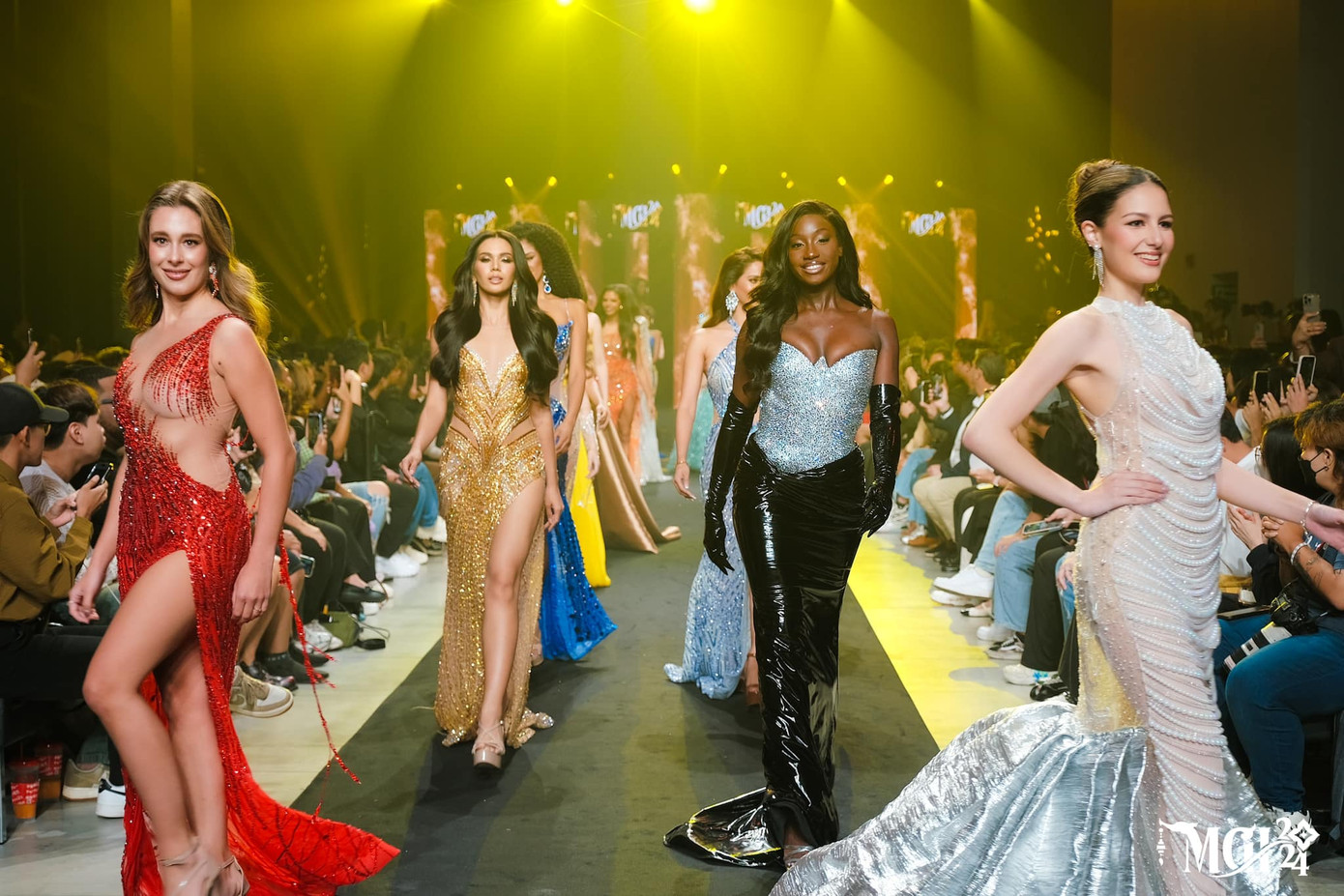 73 thí sinh diện trang phục lộng lẫy, hô tên và trình diễn trước khán giả. Đây là hoạt động chính thức của dàn thí sinh sau khi trở về từ Campuchia. Ông Nawat đã đưa dàn thí sinh về Thái Lan sau sự cố ầm ĩ trên du thuyền tối 6/10. Hiện phía Campuchia và ông Nawat vẫn căng thẳng, liên tục công kích nhau trên mạng xã hội.