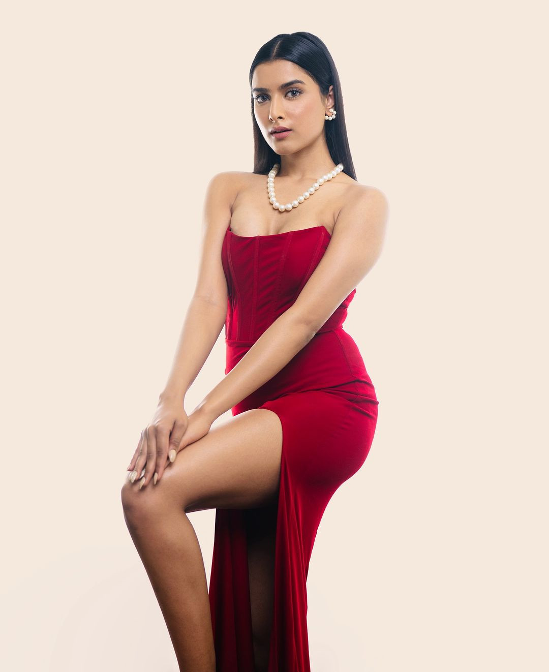 Bên cạnh sân khấu, người đẹp muốn mở rộng kỹ năng của mình sang lĩnh vực điện ảnh và giành được một vai chính trong bộ phim đã được trình chiếu tại các liên hoan phim quốc tế.