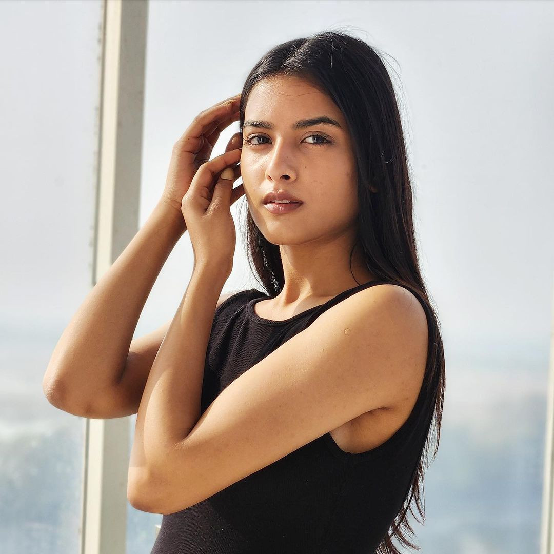 Người đẹp theo đuổi hành trình học tập để bổ sung cho khát vọng nghệ thuật. Cô mong muốn kết hợp giáo dục với niềm đam mê điện ảnh.