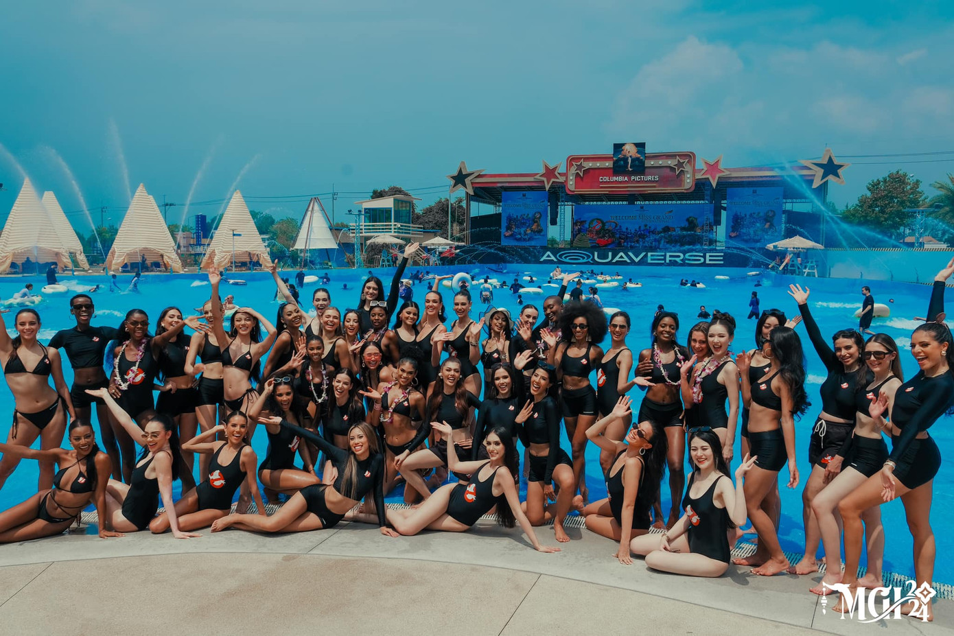 Hôm 12/10, hơn 70 thí sinh của cuộc thi Hoa hậu Hòa bình Quốc tế 2024 đã có những trải nghiệm thú vị tại thành phố du lịch Pattaya của Thái Lan. Các người đẹp được đưa đi thăm công viên nước và chơi nhiều trò chơi năng động.