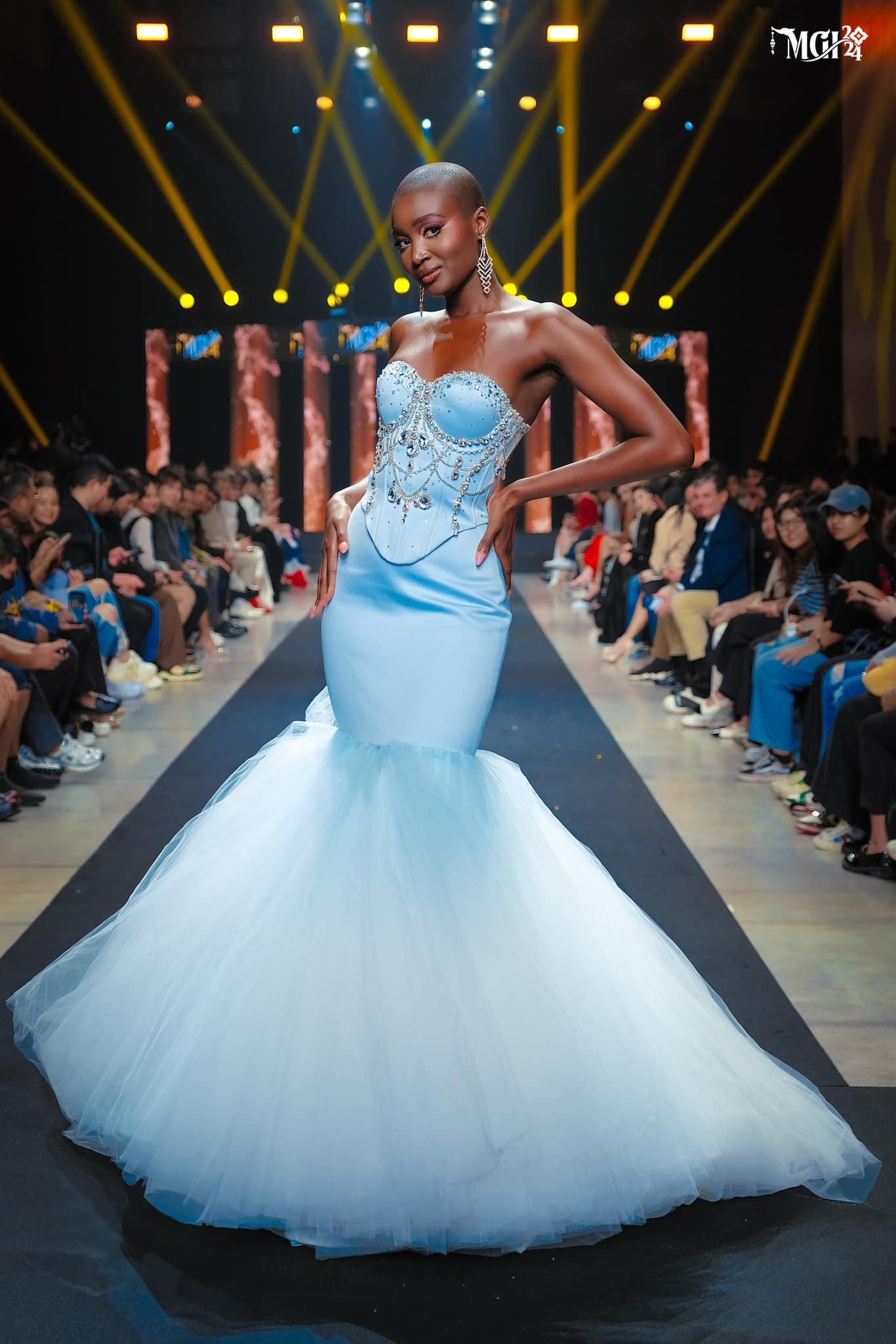 Đại diện Pháp - Safiétou Kabengele - diện váy đuôi cá giống váy cưới. Người đẹp năm nay 26 tuổi, là người Pháp gốc Senegal. Safiétou Kabengele gây ấn tượng khi là người đẹp duy nhất để đầu trọc tại cuộc thi năm nay. Cô có vẻ ngoài cá tính, hiện đại.