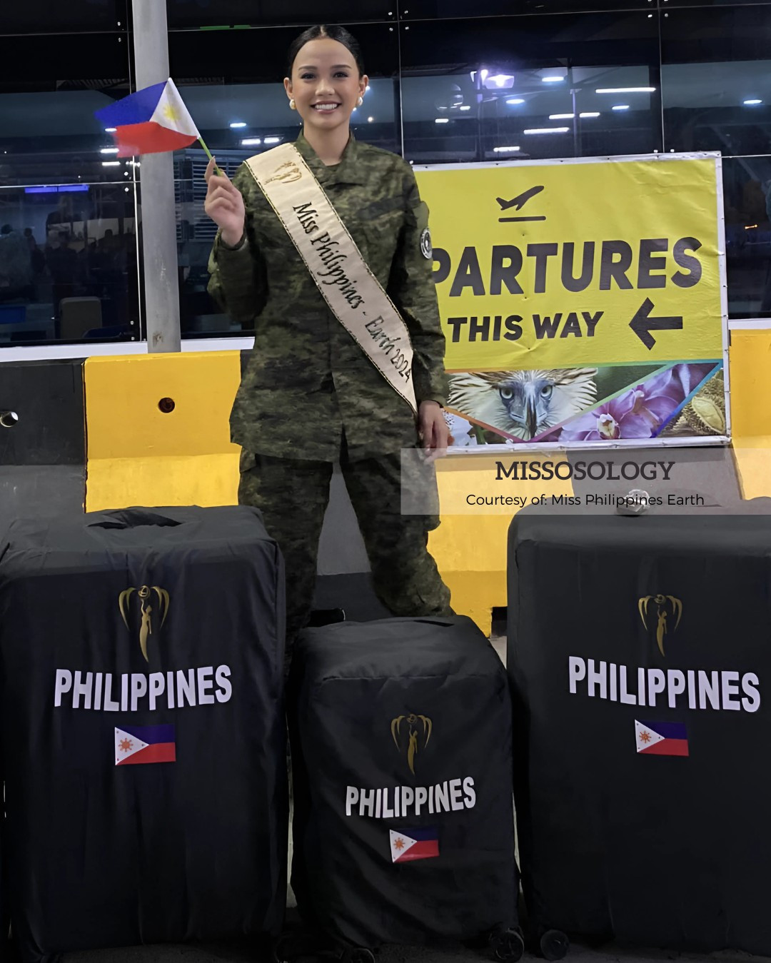 Người đẹp nước chủ nhà Philippines - Irha Mel Alfeche - gây chú ý khi mặc quân phục ra sân bay để di chuyển tới địa điểm tổ chức Hoa hậu Trái Đất 2024.