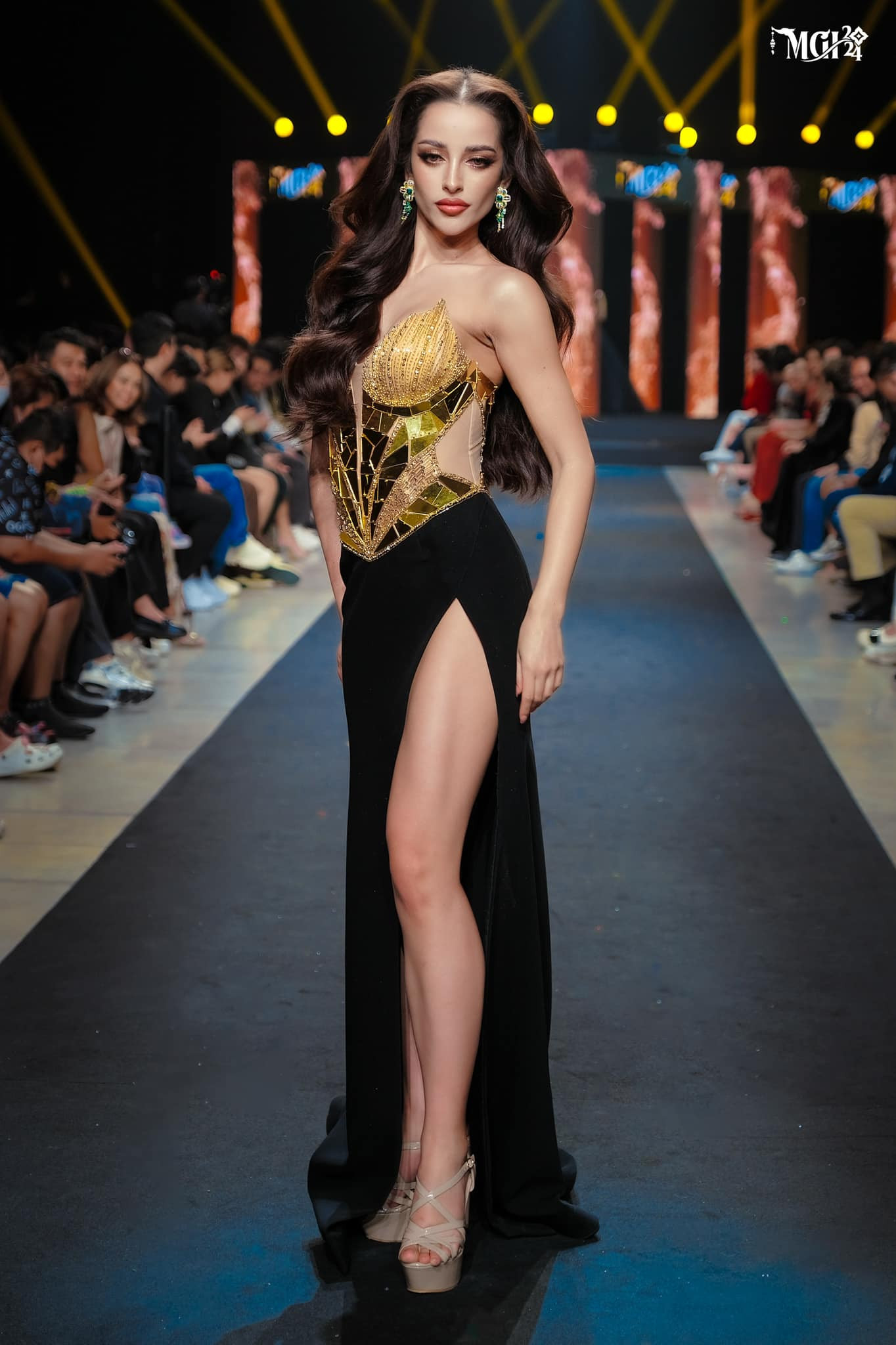 Theo lịch trình, ngày 11/10, 72 thí sinh di chuyển tới Pattaya tham gia một số hoạt động trước khi trở về Bangkok dự các phần thi chính.