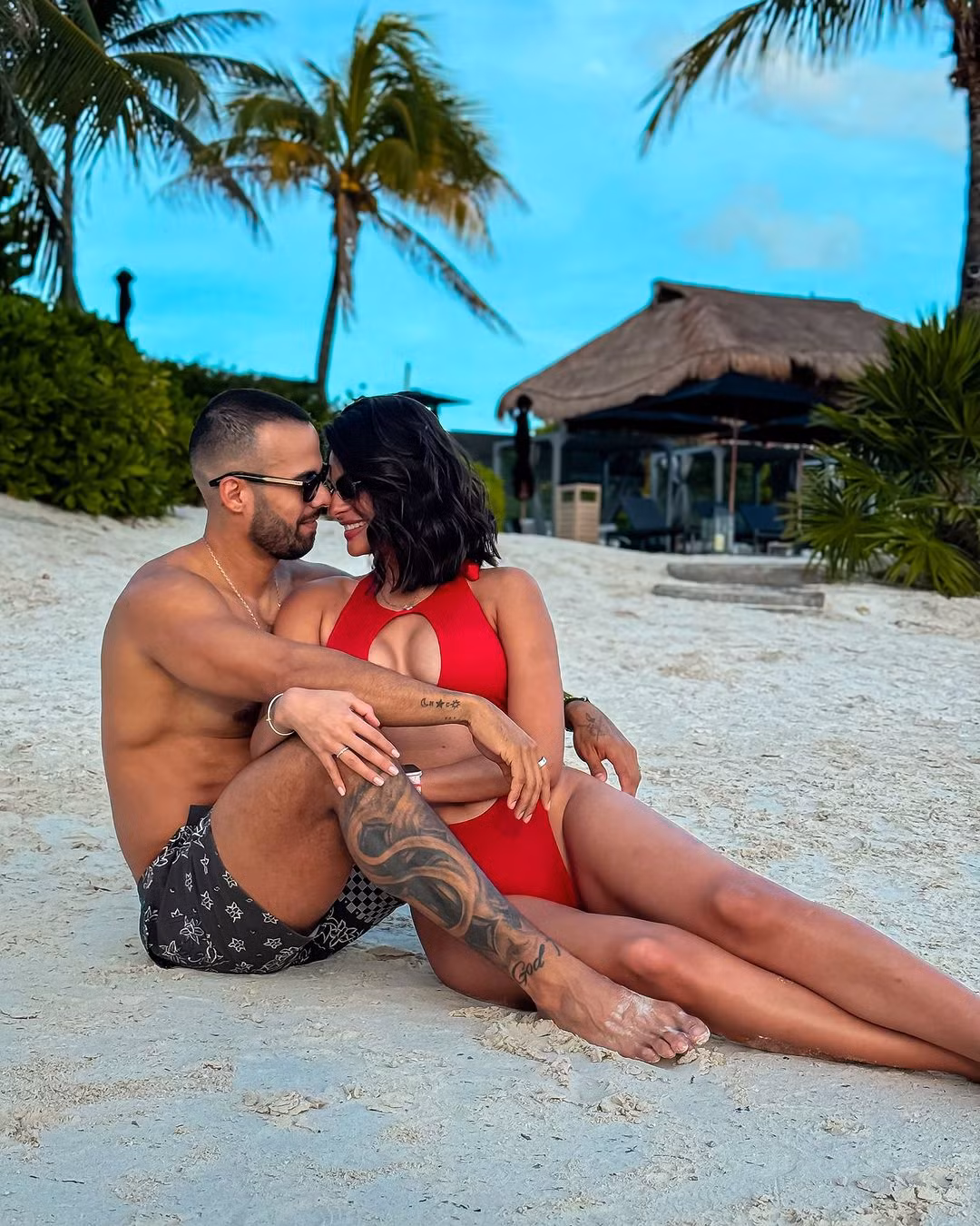 Sheynnis Palacios diện bikini bên bạn trai.