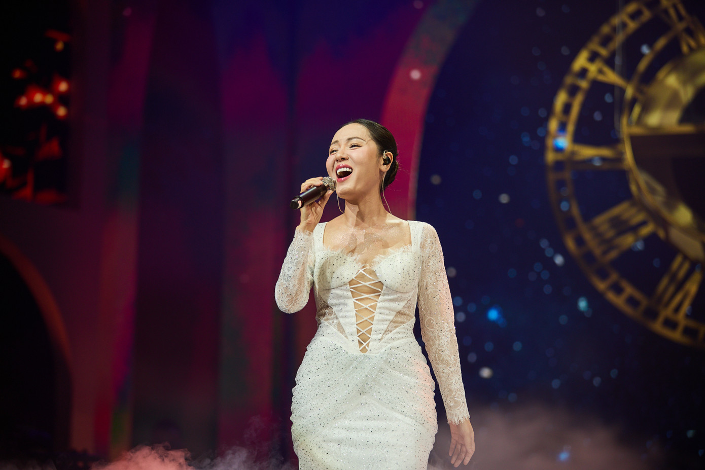 Phương Linh chia sẻ cô và Quốc Thiên có mối quan hệ thân thiết trong nghề và ngoài cuộc sống. Khi nhận được lời mời từ đồng nghiệp, nữ ca sĩ hào hứng nhận lời mà không lấy cát-xê. Trên sân khấu, họ còn gọi nhau là mẹ - con và có những màn tung hứng, trò chuyện hóm hỉnh khiến khán giả bật cười.