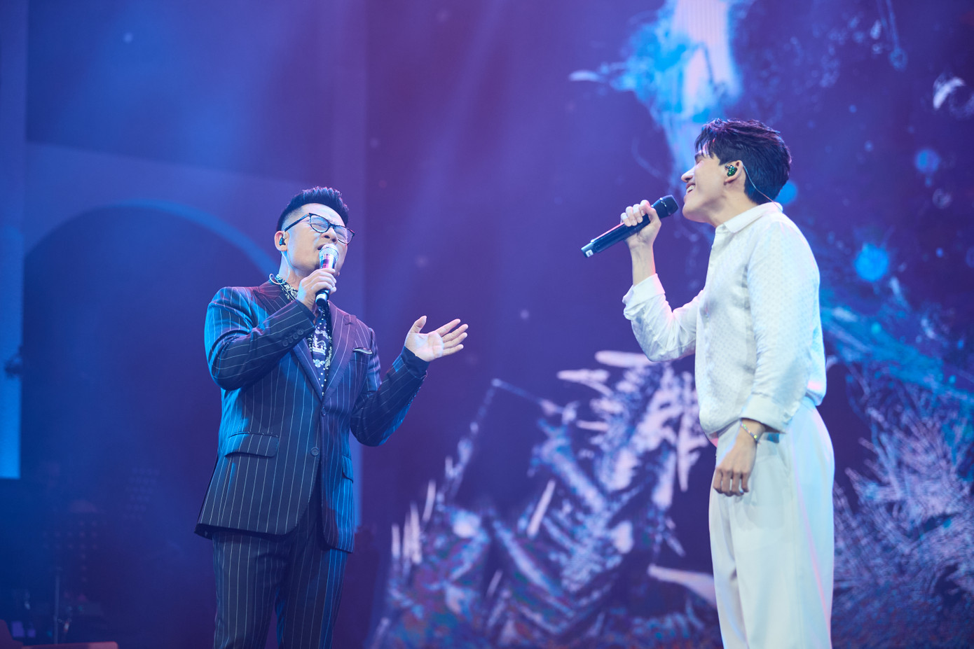 Bằng Kiều là nam ca sĩ khách mời duy nhất trong đêm nhạc. Anh và Quốc Thiên trở nên gắn bó hơn sau khi cùng tham gia show Anh trai vượt ngàn chông gai. Bằng Kiều song ca cùng Quốc Thiên ca khúc Chạm khẽ tim anh một chút thôi. Bằng Kiều chia sẻ anh đồng hành với Quốc Thiên từ những ngày đầu làm nghề và khuyên đàn em nên theo đuổi dòng nhạc ballad, trữ tình. Sau nhiều năm, Bằng Kiều mừng vì Quốc Thiên đã có chỗ đứng với dòng nhạc này.