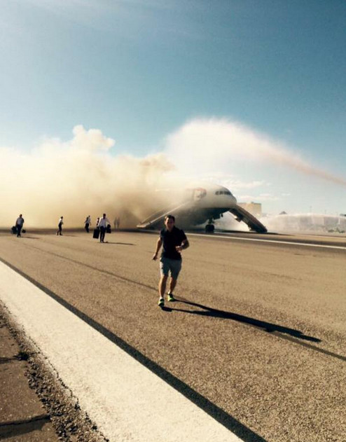 Tận thấy máy bay Anh bốc cháy nghi ngút tại sân bay Mỹ ảnh 6