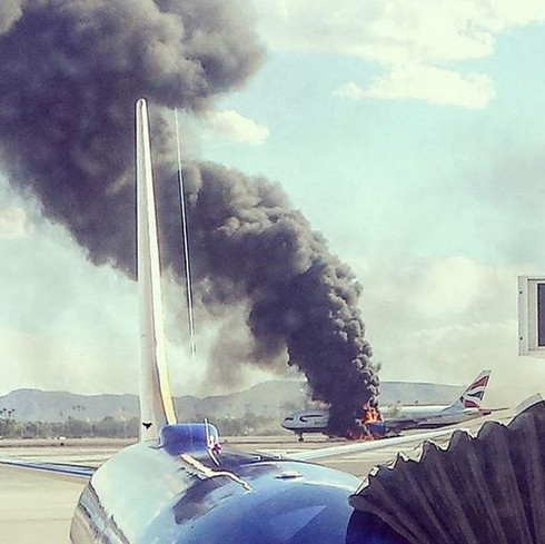 Tận thấy máy bay Anh bốc cháy nghi ngút tại sân bay Mỹ ảnh 2