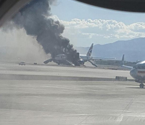 Tận thấy máy bay Anh bốc cháy nghi ngút tại sân bay Mỹ ảnh 5