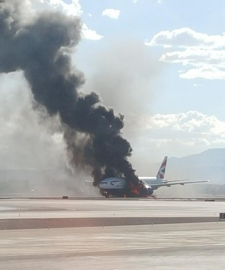 Tận thấy máy bay Anh bốc cháy nghi ngút tại sân bay Mỹ ảnh 1