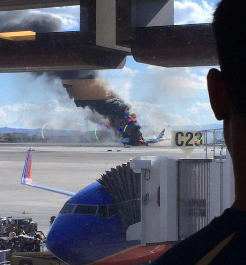 Tận thấy máy bay Anh bốc cháy nghi ngút tại sân bay Mỹ ảnh 4