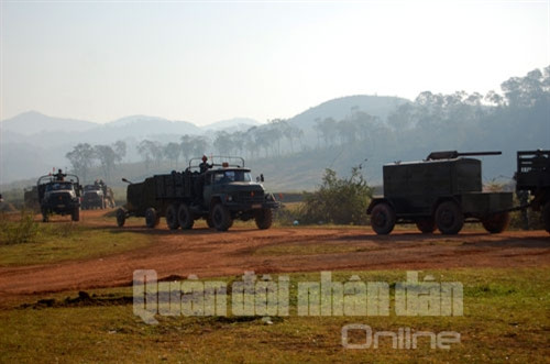 Đội hình các đại đội pháo 37mm, 57mm cơ động vào vị trí chiến đấu