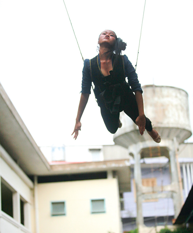 Một cảnh bay của diễn viên Nguyễn Kim Dung. Điều kiện tập luyện với trang thiết bị còn hạn chế, chế độ làm việc không được bảo hiểm nghề nghiệp nên với các nữ diễn viên đóng thế, mỗi cảnh quay nguy hiểm cả êkíp phải chuẩn bị thật kỹ lưỡng, bởi chỉ quay một lần nhằm hạn chế rủi ro. Chẳng hạn cảnh bay trên không, trước đó họ phải luyện tập cật lực. 