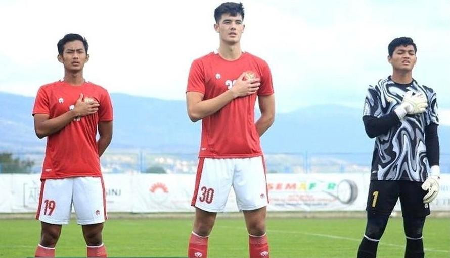 Elkan Baggott cao hơn 1m9, là hy vọng ở hàng thủ của Indonesia. Elkan Baggott cao hơn 1m9, là hy vọng ở hàng thủ của Indonesia.