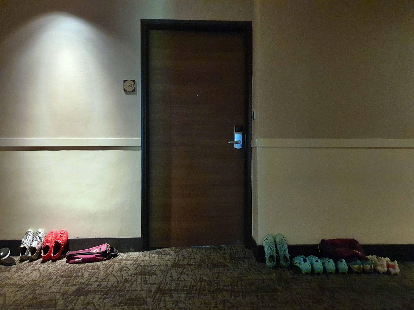 Các thành viên đội tuyển Việt Nam phải tự cách ly trong phòng khách sạn chờ kết quả xét nghiệm COVID-19 (ảnh Anh Đoàn)