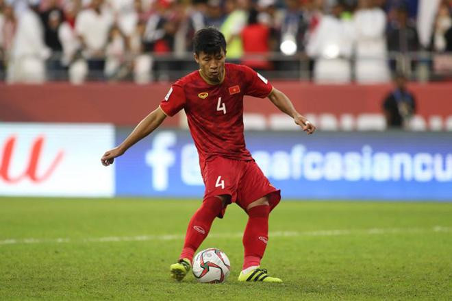 Bùi Tiến Dũng sẽ nghỉ thi đấu trận lượt đi Bán kết AFF Cup 2020 với Thái Lan vì đau cổ chân. Bùi Tiến Dũng sẽ nghỉ thi đấu trận lượt đi Bán kết AFF Cup 2020 với Thái Lan vì đau cổ chân.