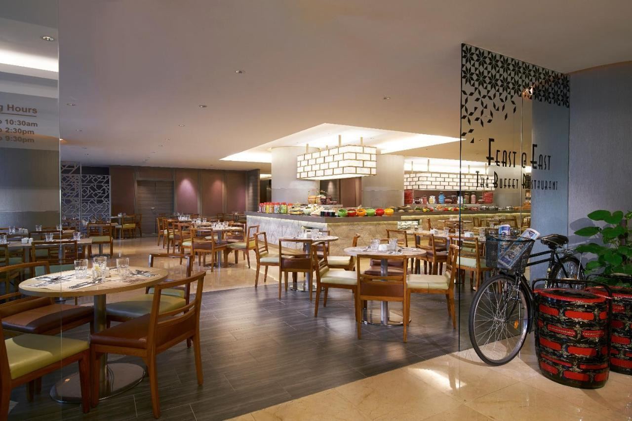 Phòng ăn rộng rãi, sang trọng. Các thành viên đội tuyển Việt Nam sẽ phải tuân thủ nghiêm ngặt quy định phòng chống dịch COVID-19. Phòng ăn rộng rãi, sang trọng. Các thành viên đội tuyển Việt Nam sẽ phải tuân thủ nghiêm ngặt quy định phòng chống dịch COVID-19.