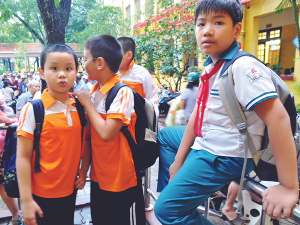 Có học sinh đã bị “soi” vì mặc đồng phục màu không giống các bạn. Ảnh: Hồng Vĩnh. Có học sinh đã bị “soi” vì mặc đồng phục màu không giống các bạn. Ảnh: Hồng Vĩnh