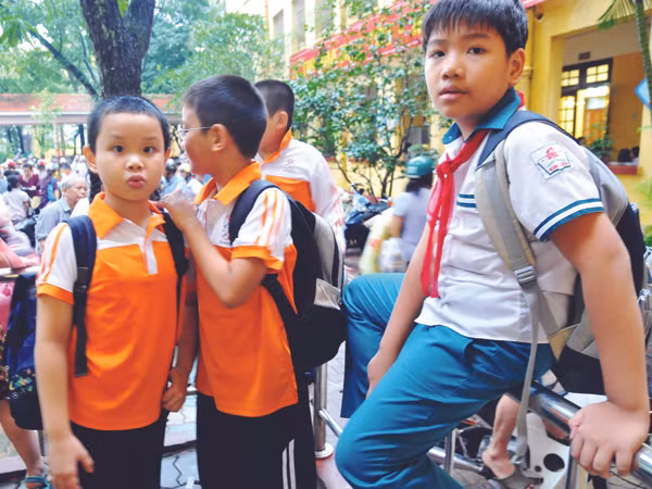 Có học sinh đã bị “soi” vì mặc đồng phục màu không giống các bạn. Ảnh: Hồng Vĩnh