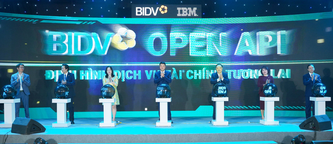 Đại diện NHNN, BIDV và Nhà thầu tham gia thực hiện nghi thức ra mắt hệ thống BIDV Open APT. Đại diện NHNN, BIDV và Nhà thầu tham gia thực hiện nghi thức ra mắt hệ thống BIDV Open APT.