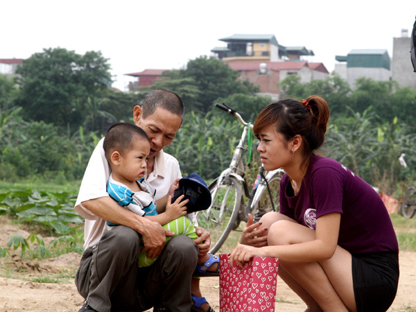 Tặng quà và chơi với các em nhỏ