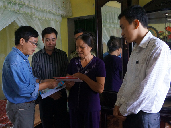 Trao quà cho cho gia đình