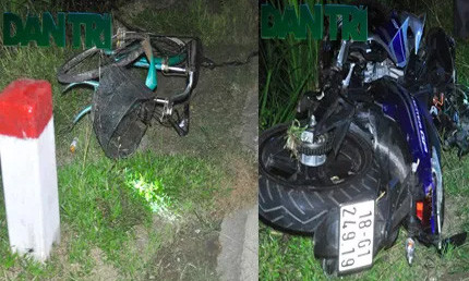 Xe máy tông gãy 2 cột mốc, đâm xe đạp, 2 người tử vong ảnh 1