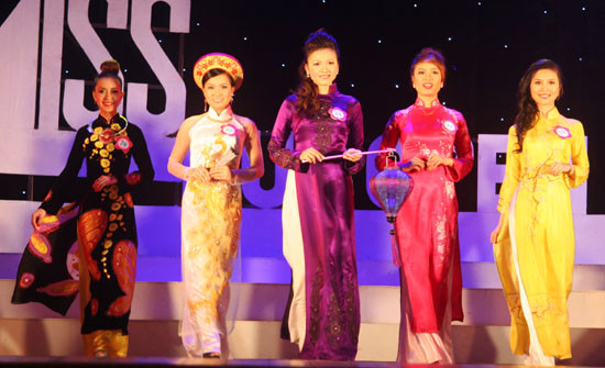 Các thí sinh trải qua các phần thi trang phục