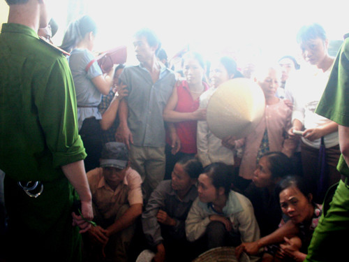  Người dân đến xem ngày càng đông, không được vào trong phiên tòa do quá đông họ sẵn sàng ngồi ngoài thềm để theo dõi diễn biến phiên tòa