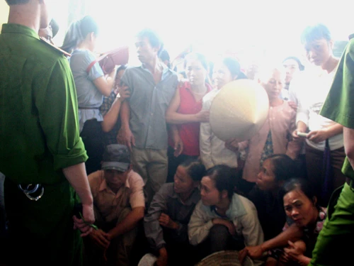  Người dân đến xem ngày càng đông, không được vào trong phiên tòa do quá đông họ sẵn sàng ngồi ngoài thềm để theo dõi diễn biến phiên tòa