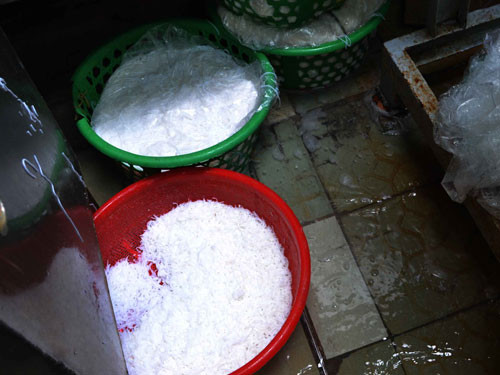 Bún ế, bún cũ được đưa về lò bún của bà Hoa để tái chế thành bún mới. Ảnh: Hải Nguyên - Công Nguyên