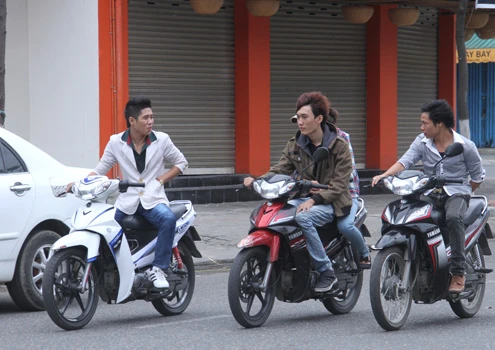 Nhóm thanh niên Đà Nẵng dạo phố không MBH