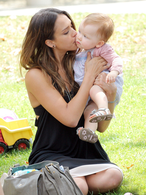 Jessica Alba đẹp rạng ngời bên con Bé Harlow Madden, con gái đầu lòng của cặp ‘sao’ Joe Madden – Nicole richie. Cô bé càng lớn càng đáng yêu và xinh đẹp và ‘style’ chẳng khác gì mẹ. Bức ảnh trên được ghi lại khi hai mẹ con dạo bước ở Beverly Hills. Berry và con gái đang chơi đùa ở một bãi biển tại California Bà Becks bên công chúa nhỏ của mình Pink và con gái. Cậu nhóc Mason của ngôi sao truyền hình thực tế Kourtney Kardashian luôn ăn mặc thời trang và sành điệu. Vào ngày sinh nhật 2 tuổi, hai mẹ con tổ chức tiệc ngộ nghĩnh theo phong cách cao bồi. Skyler là con trai đầu lòng của Rachel Zoe Con gái cả Leni, 8 tuổi, thừa hưởng nhiều nét đẹp của siêu mẫu Heidi Klum. Cô bé giống như bản sao nhỏ bé của mẹ. Con gái của nữ diễn viên Gwyneth Paltrow thừa hưởng vẻ đẹp mơ màng của mẹ. Cô bé rất giống ngôi sao "Shakespeare đang yêu" thời trẻ. Suri xinh xắn của nhà Katie và Tom Jessica Alba đẹp rạng ngời bên con Bé Harlow Madden, con gái đầu lòng của cặp ‘sao’ Joe Madden – Nicole richie. Cô bé càng lớn càng đáng yêu và xinh đẹp và ‘style’ chẳng khác gì mẹ. Bức ảnh trên được ghi lại khi hai mẹ con dạo bước ở Beverly Hills. Berry và con gái đang chơi đùa ở một bãi biển tại California Bà Becks bên công chúa nhỏ của mình Pink và con gái. Cậu nhóc Mason của ngôi sao truyền hình thực tế Kourtney Kardashian luôn ăn mặc thời trang và sành điệu. Vào ngày sinh nhật 2 tuổi, hai mẹ con tổ chức tiệc ngộ nghĩnh theo phong cách cao bồi. Skyler là con trai đầu lòng của Rachel Zoe Con gái cả Leni, 8 tuổi, thừa hưởng nhiều nét đẹp của siêu mẫu Heidi Klum. Cô bé giống như bản sao nhỏ bé của mẹ. Con gái của nữ diễn viên Gwyneth Paltrow thừa hưởng vẻ đẹp mơ màng của mẹ. Cô bé rất giống ngôi sao "Shakespeare đang yêu" thời trẻ. Suri xinh xắn của nhà Katie và Tom