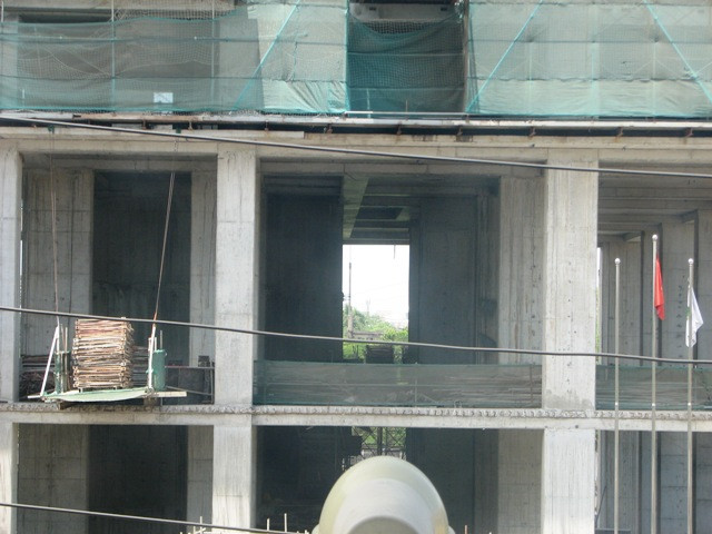 Theo dự án, công tắc các thiết bị điện sẽ được mạ vàng 10kara, phào chỉ mạ vàng và hệ thống tủ bếp sử dụng các loại gỗ quý như gỗ đỏ, gỗ sồi, hệ thống cửa được làm bằng gỗ đỏ tự nhiên nhập từ Mỹ.