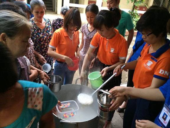 Sinh viên ĐH Đại Nam: Nhiều hoạt động ý nghĩa tại “Chủ nhật đỏ” ảnh 4