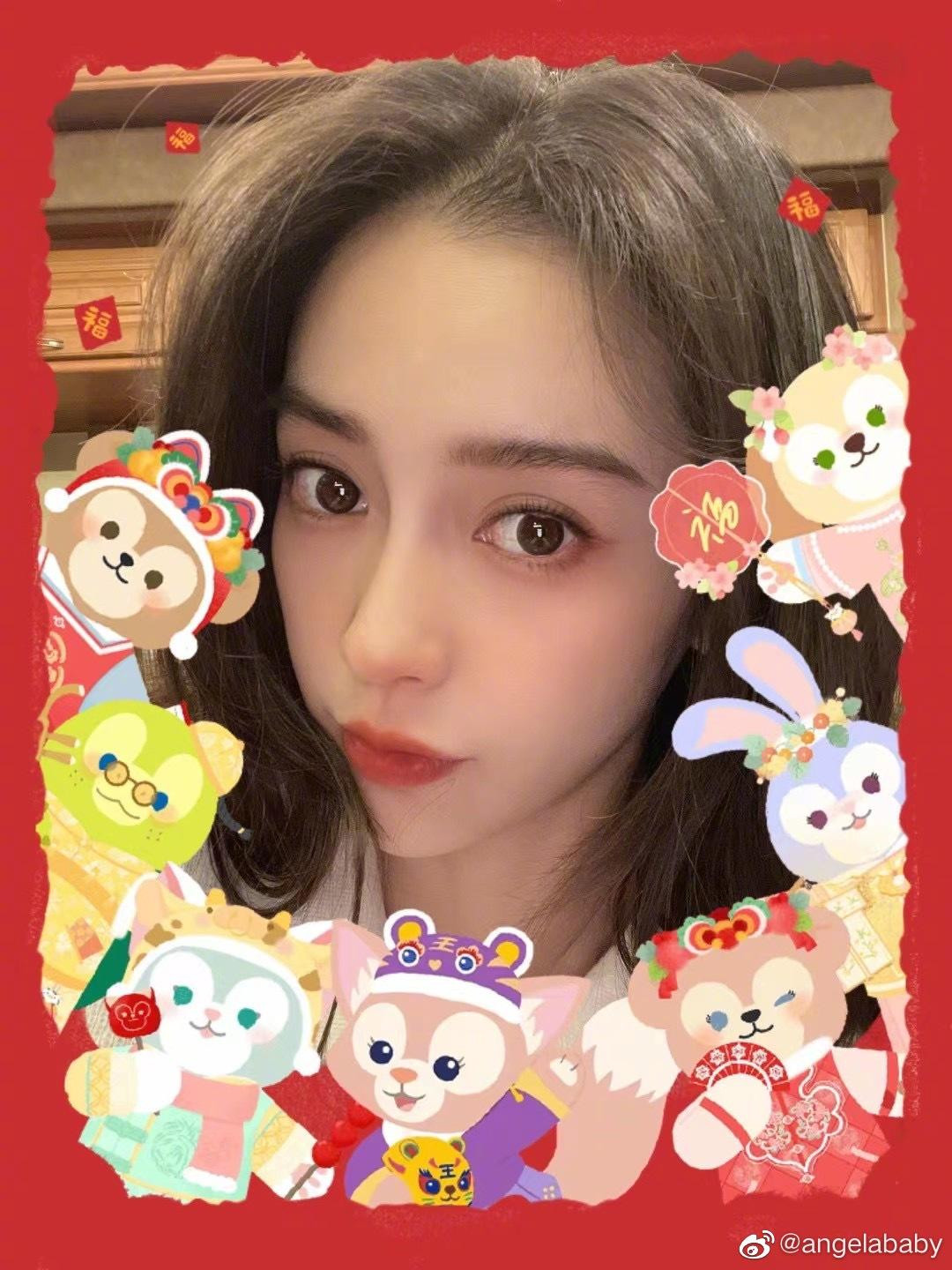 Ít phút sau khi bước qua thời khắc giao thừa giữa năm cũ Tân Sửu và năm mới Nhâm Dần, AngelaBaby đăng lên Weibo loạt ảnh selfie, kèm dòng chú thích: &quot;Chúc mừng năm mới&quot;.