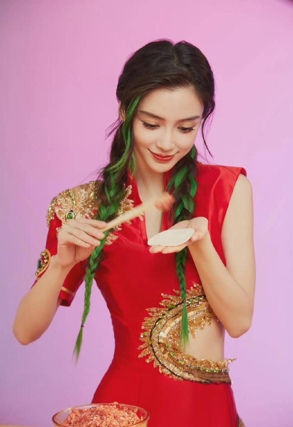 Bộ xường xám mang không khí Tết, đồng thời giúp AngelaBaby tôn được vóc dáng mảnh mai, nhất là vòng eo bé xíu.