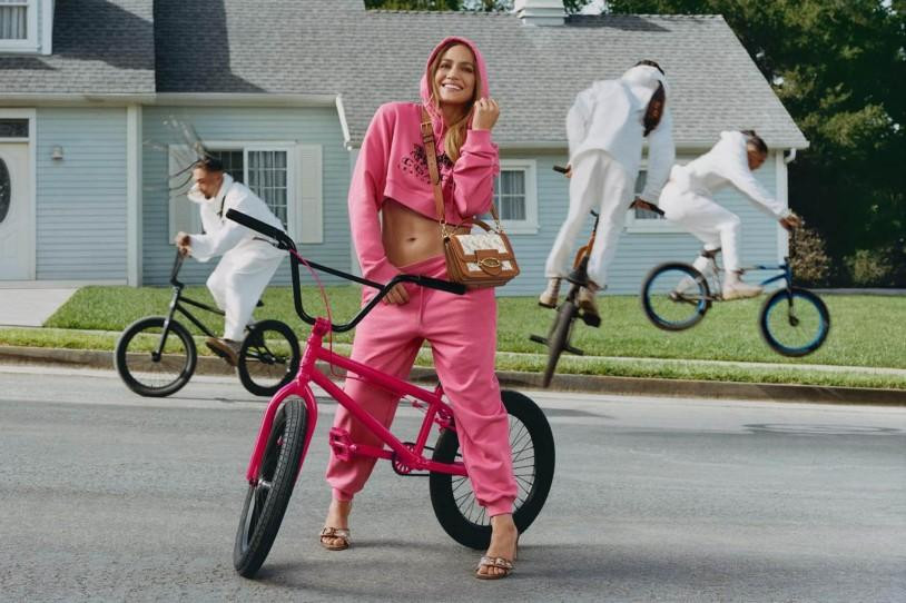 Jennifer Lopez trẻ trung với &quot;cây hồng&quot;, thân hình tuổi 53 khiến nhiều phụ nữ ngưỡng mộ.