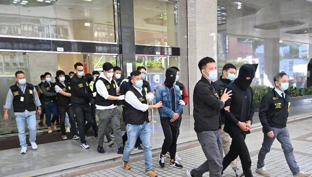 Hình ảnh được cho là chồng của An Dĩ Hiên và đồng phạm bị cảnh sát Macau bắt giữ. Hình ảnh được cho là chồng của An Dĩ Hiên và đồng phạm bị cảnh sát Macau bắt giữ.