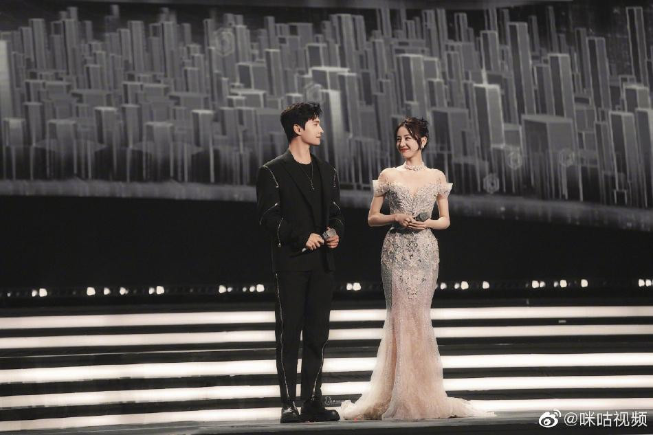 Dương Dương diện &quot;cây đen&quot; bảnh bao, thời thượng. Trong khi đó, &quot;mỹ nhân Tân Cương&quot; 9x đẹp như nữ thần, vừa ngọt ngào vừa sang trọng.