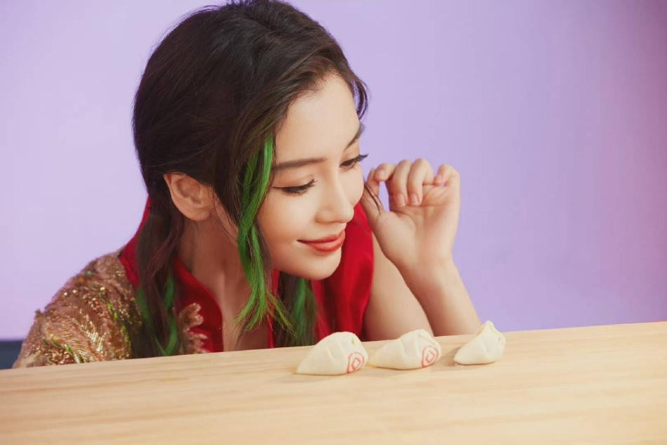 Đạo cụ chụp ảnh của nữ diễn viên 8x là những chiếc bánh sủi cảo - món ăn truyền thống dịp Tết Nguyên đán của người Trung Quốc.