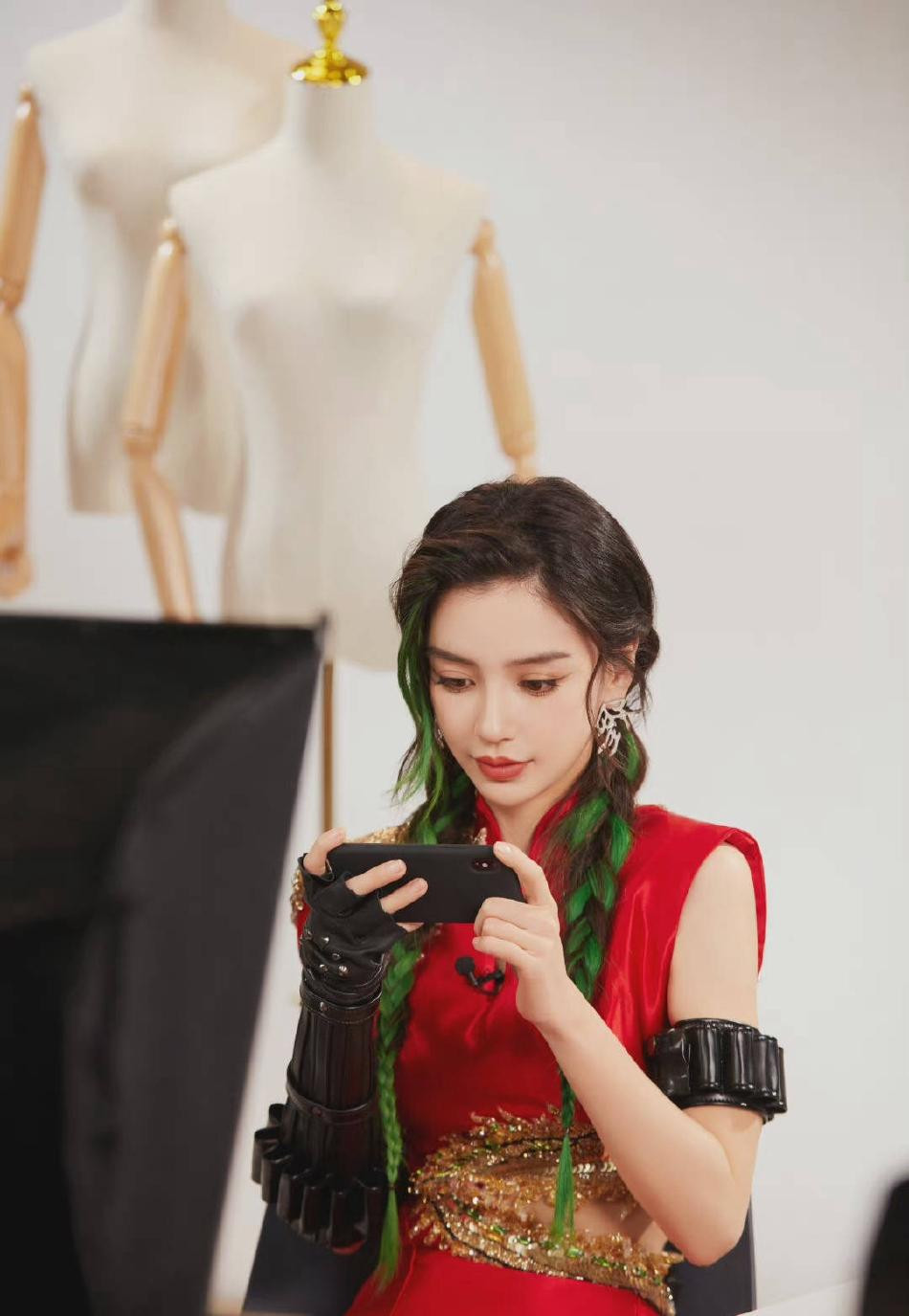 Đây là năm đầu tiên AngelaBaby đón Tết sau khi trở lại cuộc sống độc thân. Cô và chồng cũ Huỳnh Hiểu Minh thông báo tin &quot;đường ai nấy đi&quot; chỉ ba ngày trước khi năm cũ kết thúc.