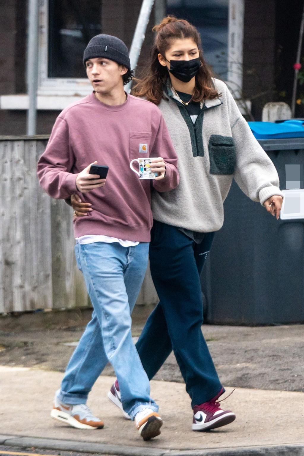 Zendaya ôm chặt bạn trai &quot;Người Nhện&quot; của cô, Tom Holland, trong một ngày đi chơi ở London.