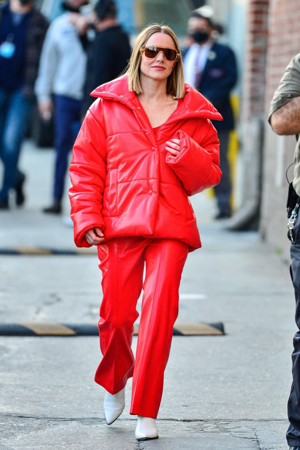 Nữ diễn viên Kristen Bell nổi bật với &quot;cây đỏ&quot; trên đường đến show &quot;Jimmy Kimmel Live!&quot;.