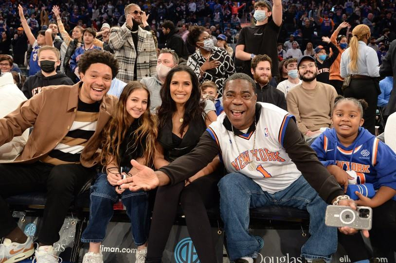Nam diễn viên hài Trevor Noah (trái), nữ nhà văn Padma Lakshmi (giữa) cùng con gái Krishna Lakshmi-Dell (thứ hai từ trái sang), nam diễn viên hài Tracy Morgan (áo trắng) và con gái Maven Morgan (phải) xem trận đấu bóng rổ giữa NY Knicks và LA Clippers tại Madison Square Garden.